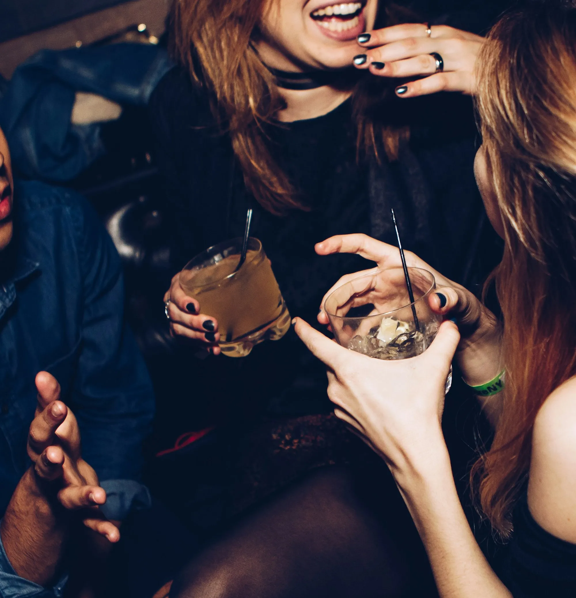 Deux verres de cocktail tenus à bout de bras