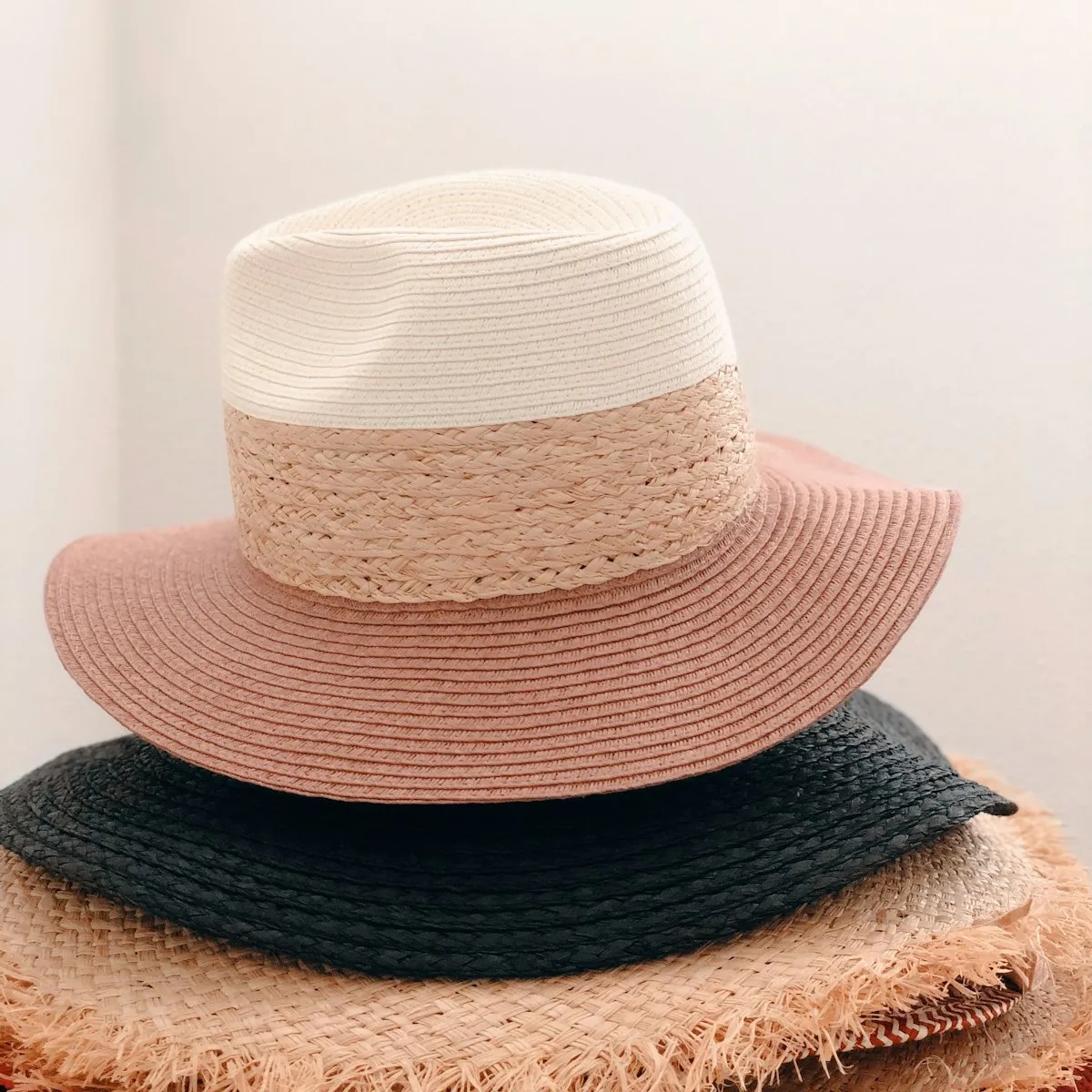 Chapeaux de paille empilés